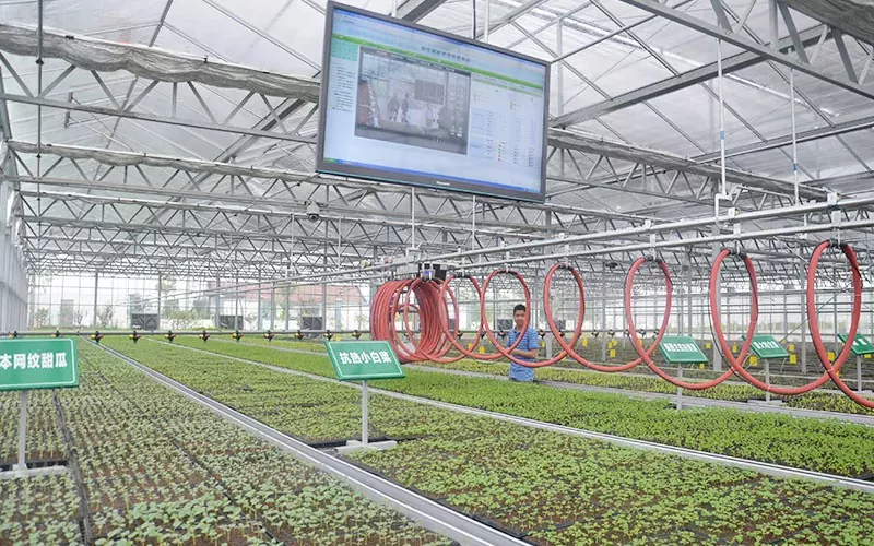 Comment puis-je utiliser le sprinkler mobile du système d'irrigation à la serre?